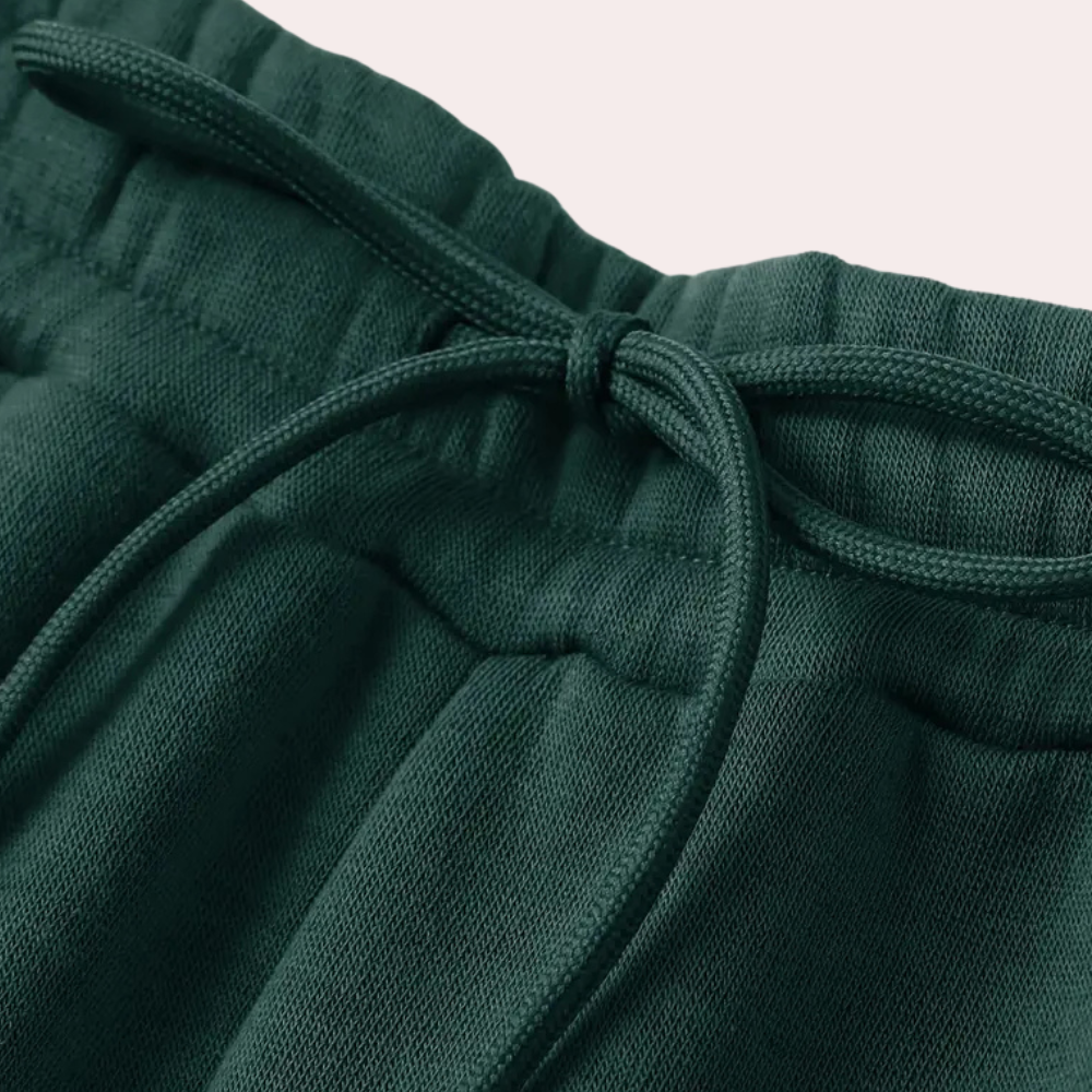 Dunkelgrüne Jogginghose mit Kordelzug, Baumwolle, bequem, Freizeitkleidung, Sportmode.