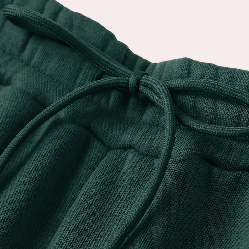 Dunkelgrüne Jogginghose mit Kordelzug, Baumwolle, bequem, Freizeitkleidung, Sportmode.
