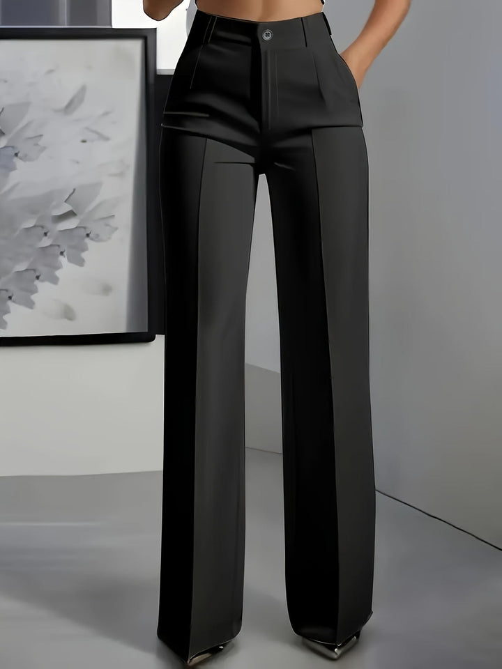 Schwarze Hose mit hohem Bund und weitem Bein, Vorderansicht am Model mit Hand in der Tasche 8
