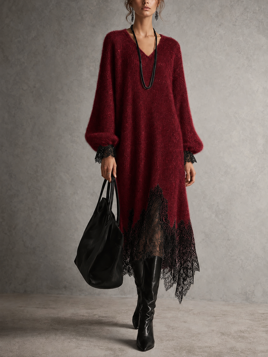 Das Strickkleid in Weinrot mit schwarzer Spitze an Saum und Ärmelbündchen, vorn am Model 9