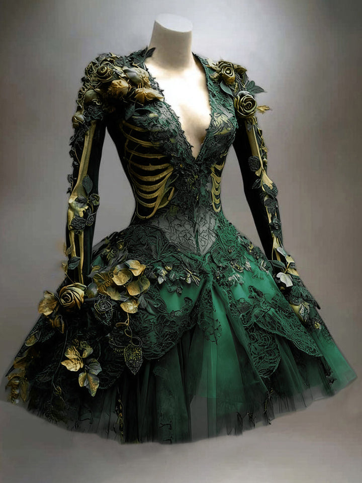 Dasselbe Kleid in dunklem Grün mit Spitze, goldenem Rippenmotiv, Tüllrock und goldenen Rosen und Blättern. 4