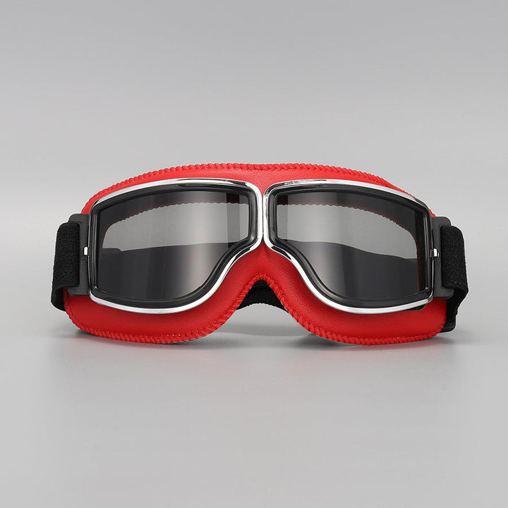 Frontansicht der Brille mit roter Polsterung, Chromrahmen und grau getönten Gläsern. 11