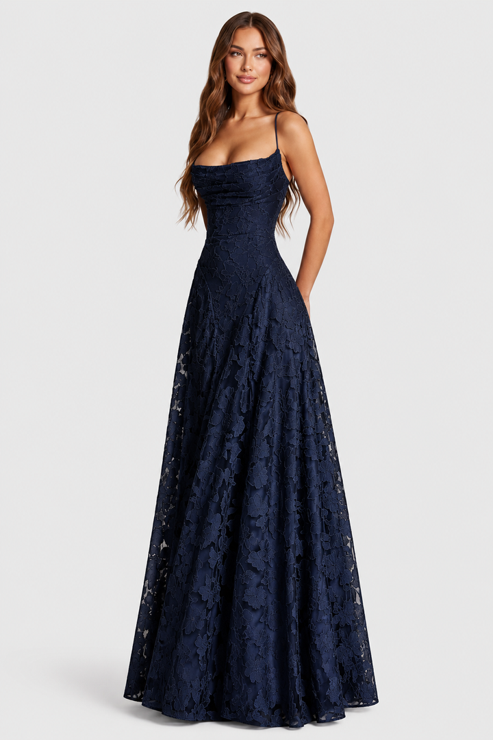 Marineblaues Spitzenkleid mit drapiertem Ausschnitt in dreiviertel Ansicht, Model blickt zur Seite, Rock fällt weit aus. 12
