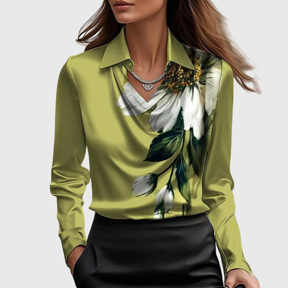 Die Bluse in Olivgrün mit großem weißen Blumenmotiv und grünen Blättern an der Seite, am Model mit schwarzem Rock. 7