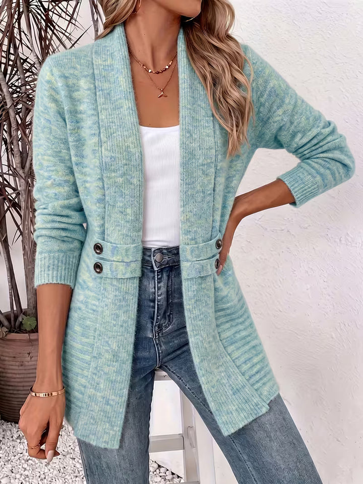Frau im mintgrün melierten Cardigan mit Schalkragen, Hand in die Hüfte gestützt, dazu Jeans 5