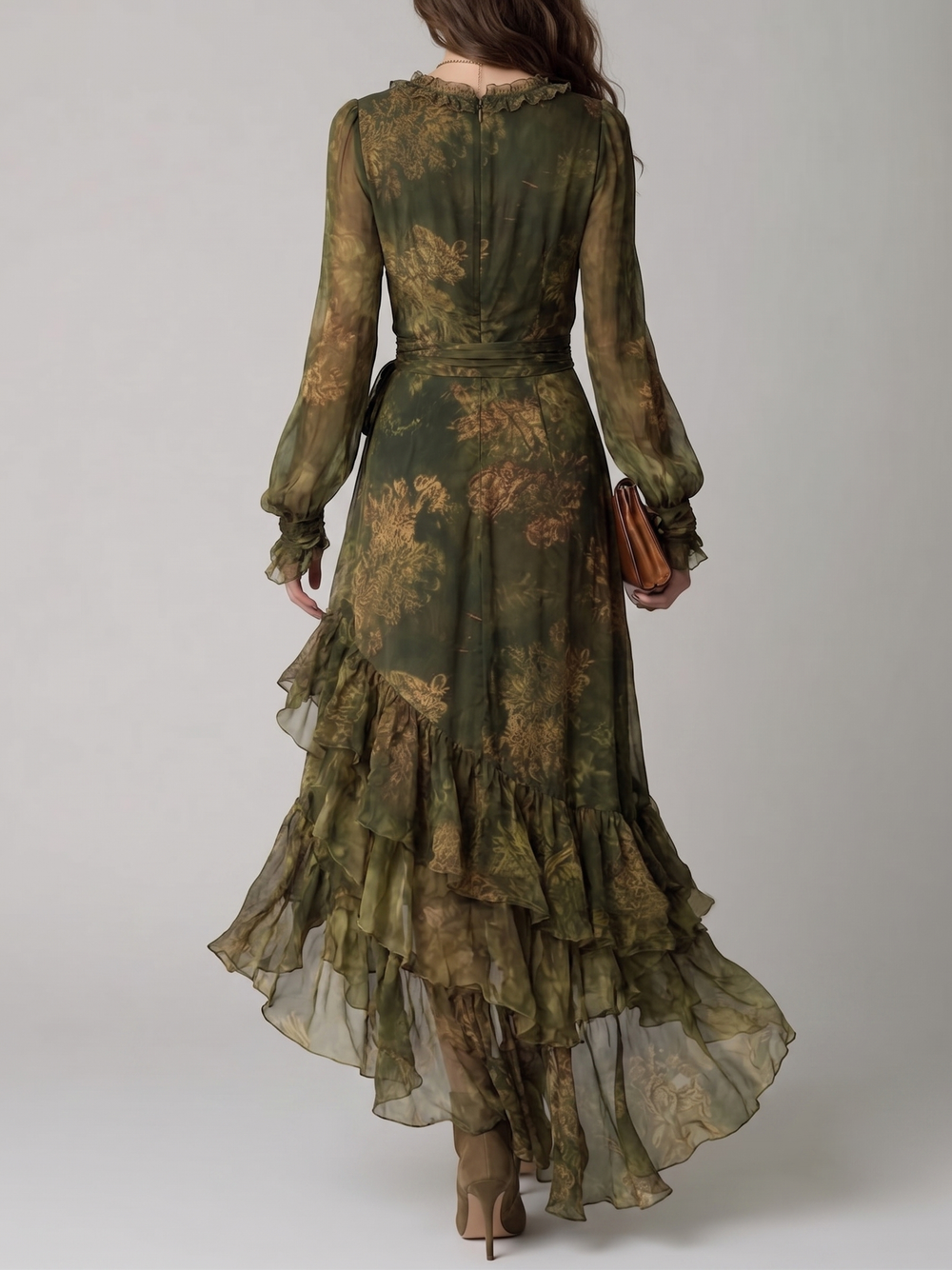 Rückansicht des grünen Kleides mit Reißverschluss, Rüschenkragen, Bindegürtel und gestuftem, asymmetrischem Rüschensaum aus fließendem Chiffon. 2