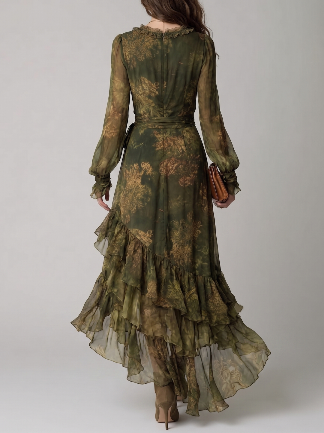 Rückansicht des grünen Kleides mit Reißverschluss, Rüschenkragen, Bindegürtel und gestuftem, asymmetrischem Rüschensaum aus fließendem Chiffon. 2