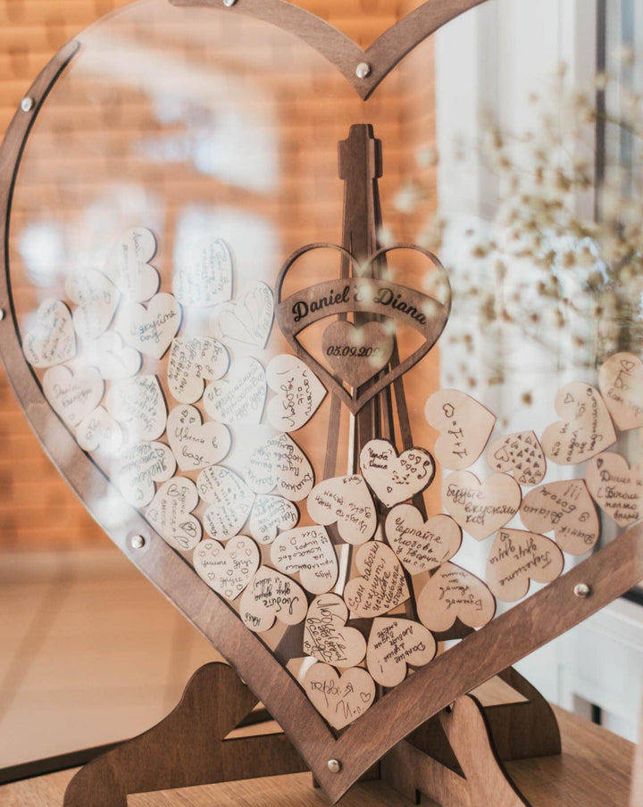 Heart-shaped wooden guestbook – Memoro