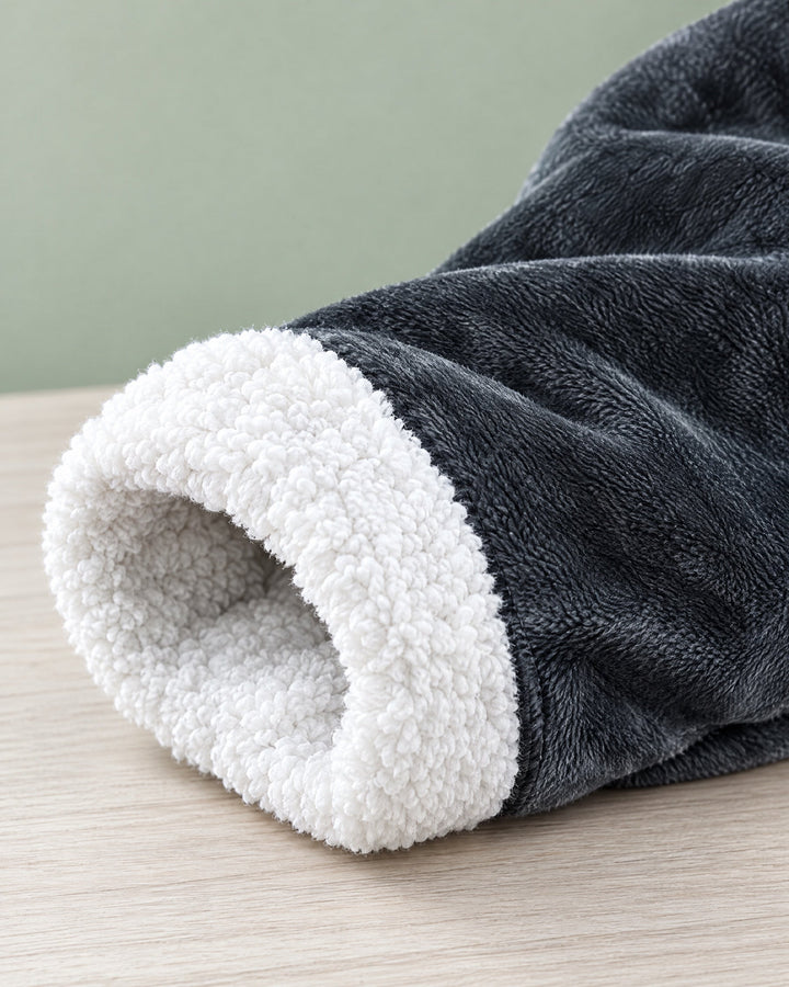 Detailaufnahme eines Ärmels mit weißem, flauschigem Teddyfutter im Inneren und dunkelgrauem, weichem Außenstoff. 8