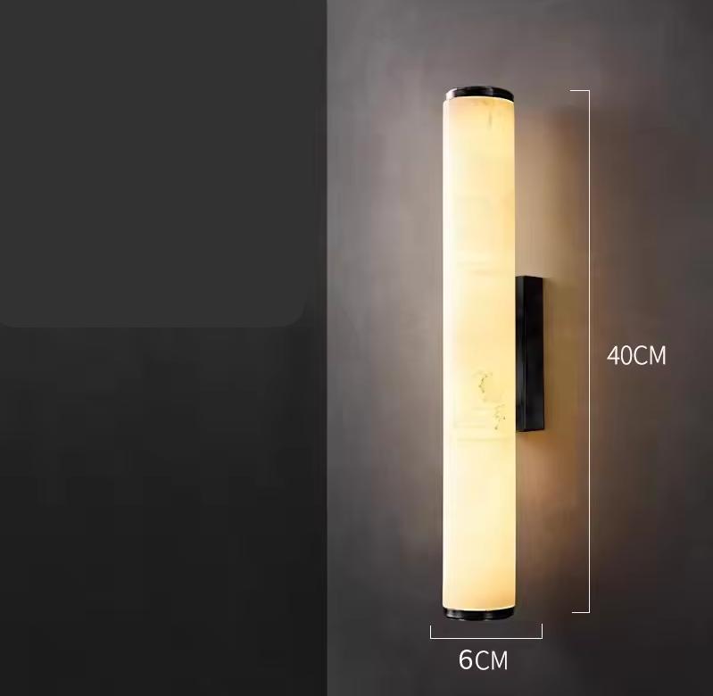 Dieselbe leuchtende Marmor-Wandlampe an dunkler Wand, mit Maßangaben für die kürzere 40-cm-Version und den Durchmesser. 22