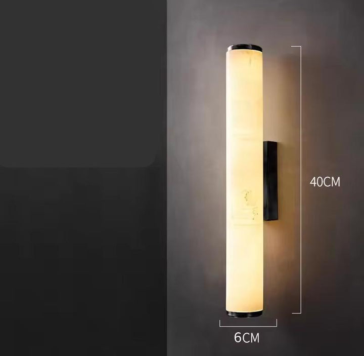 Dieselbe leuchtende Marmor-Wandlampe an dunkler Wand, mit Maßangaben für die kürzere 40-cm-Version und den Durchmesser. 22