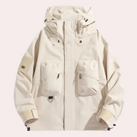 Weiße Outdoor-Jacke mit Kapuze, zwei Fronttaschen, Reißverschluss, wasserabweisend.