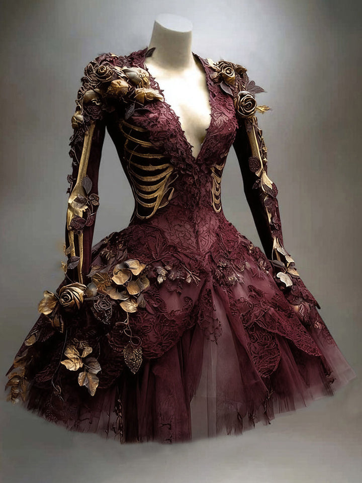 Dasselbe Kleid in Weinrot mit goldenem Rippen- und Armknochenmuster, Spitzenapplikationen, Tüllrock und goldenen Blüten an Schulter und Hüfte. 2