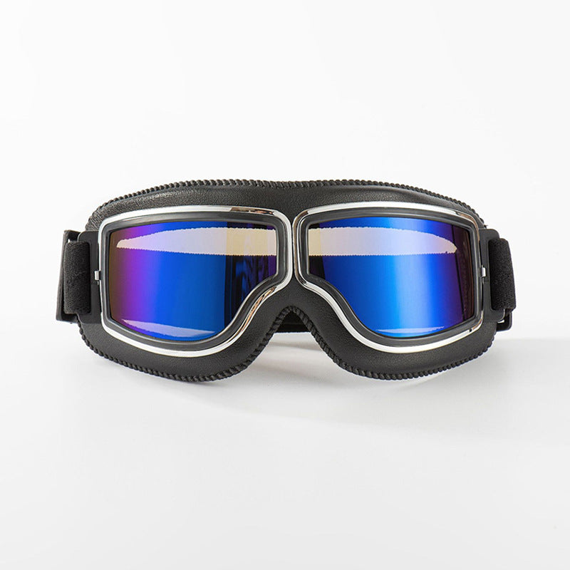 Frontansicht der Brille in Schwarz mit blau verspiegelten Gläsern, Chromrahmen und elastischem Band vor hellem Hintergrund. 6