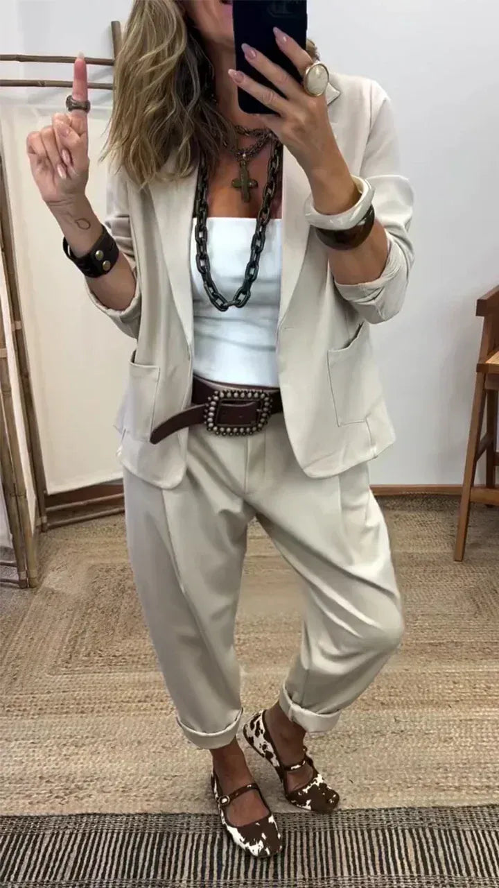Spiegelselfie im hellen beigen Anzug-Set mit Aufsetztaschen am Blazer, weißem Top, breitem braunem Gürtel und gemusterten Ballerinas. 2