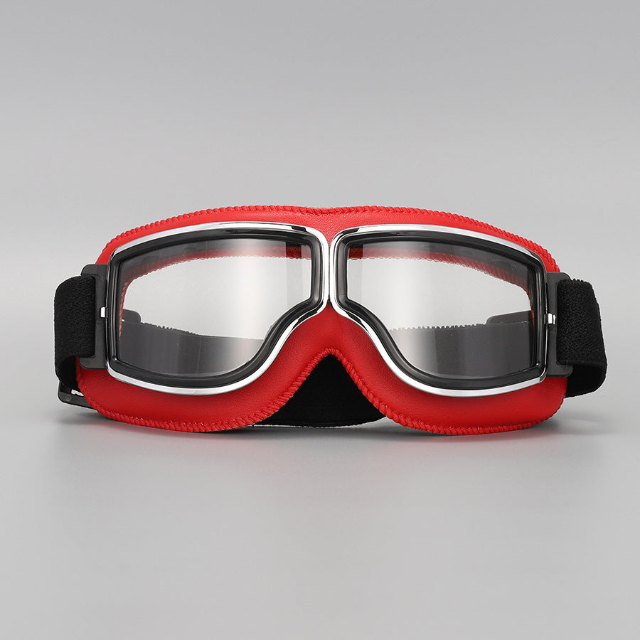 Frontansicht der Brille mit roter Lederpolsterung, Chromrahmen, klaren Gläsern und schwarzem Band. 10
