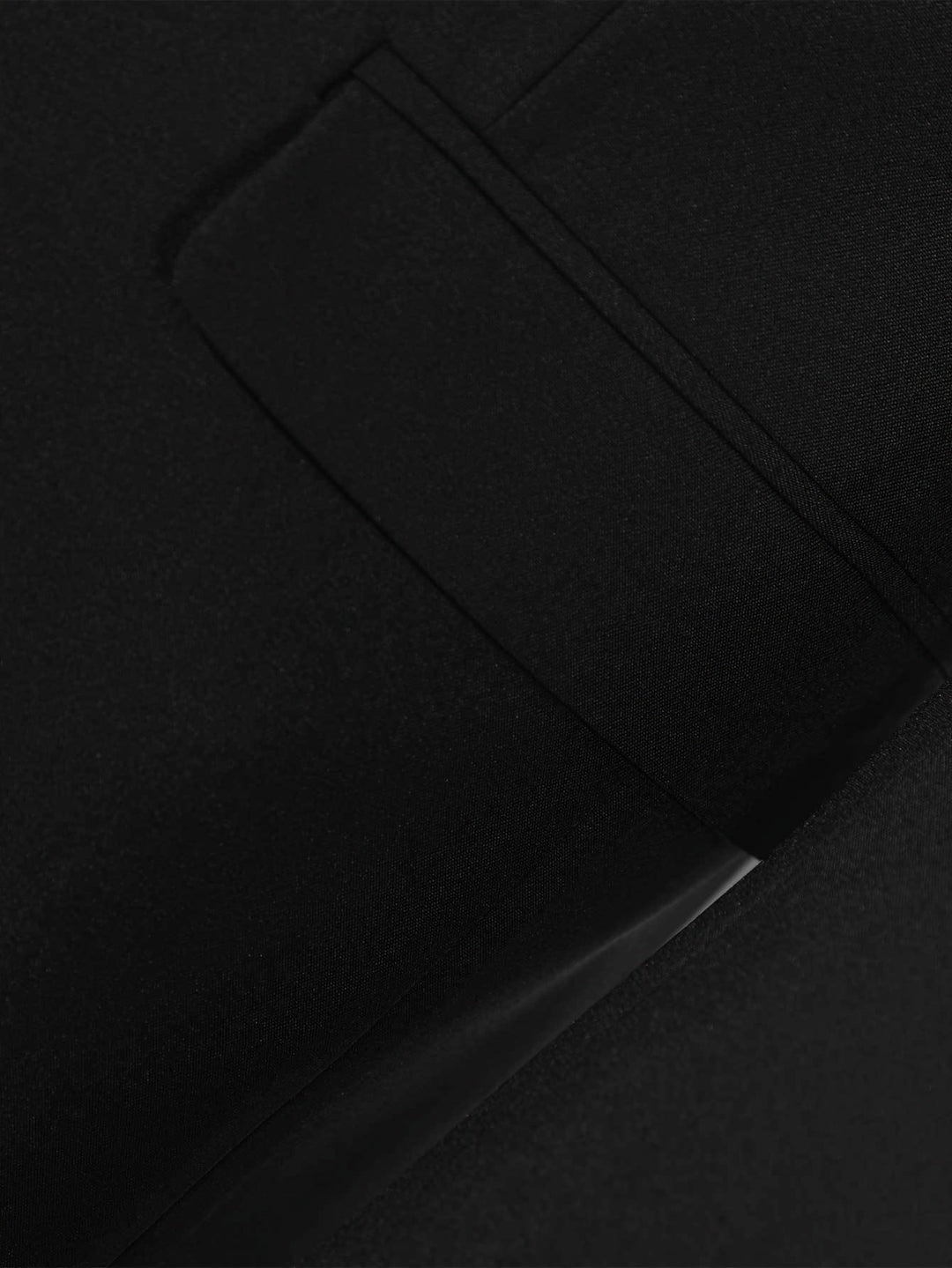 Schwarzer Anzugstoff, Nahaufnahme, glatte Textur, elegantes Design, hochwertige Bekleidungsmaterialien.