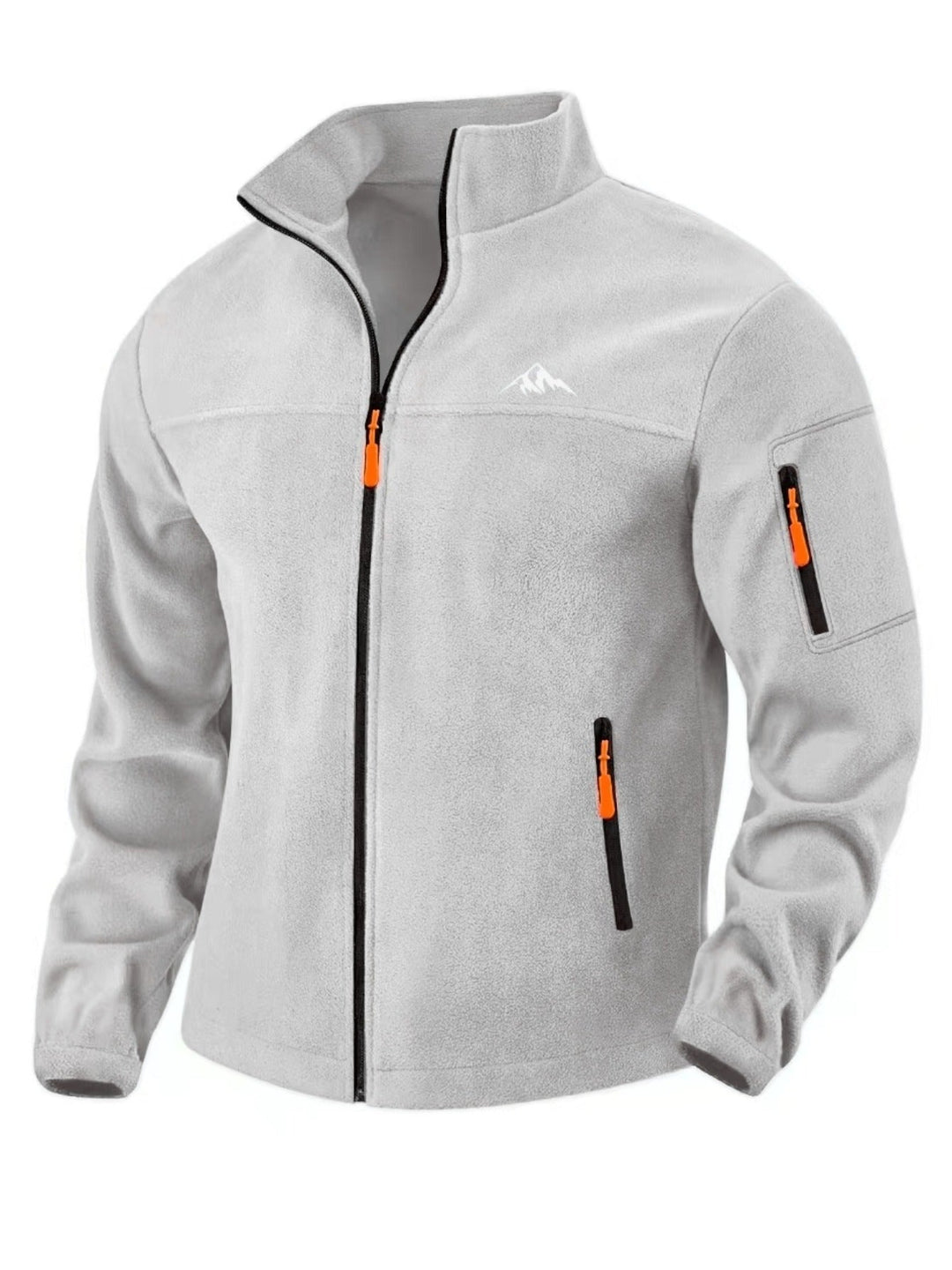 Hellgraue Fleecejacke von vorn mit Stehkragen, schwarzem Reißverschluss, orangefarbenen Zügen, Ärmeltasche und kleinem Bergmotiv auf der Brust. 3