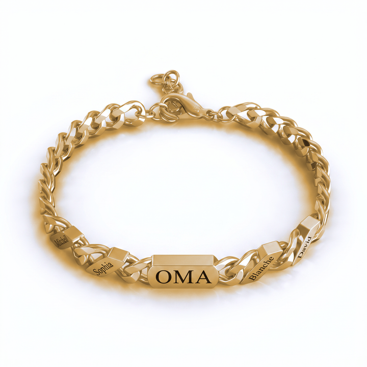 Dasselbe Gliederarmband in goldfarbener Ausführung mit gravierten Namensgliedern, freigestellt auf weißem Hintergrund. 2