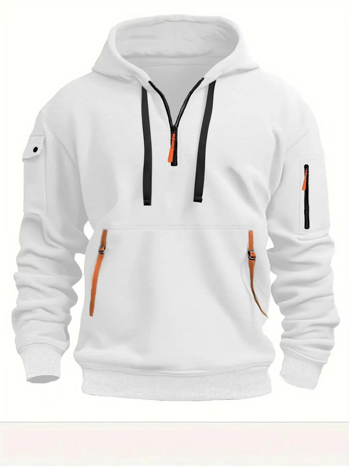 Weißer Kapuzenpullover in der Vorderansicht mit schwarzen Kordeln, orangefarbenen Akzenten an den Reißverschlüssen und Ärmeltaschen. 3