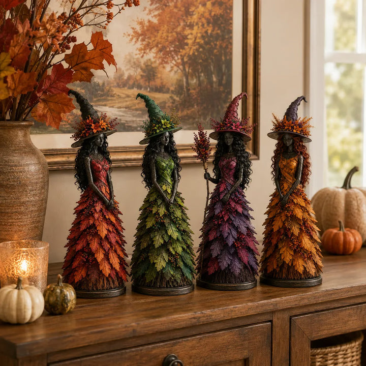 Alle vier Hexenfiguren in Rot, Grün, Violett und Gold in einer Reihe auf einem Holzsideboard mit Kürbissen und Herbstzweigen. 7