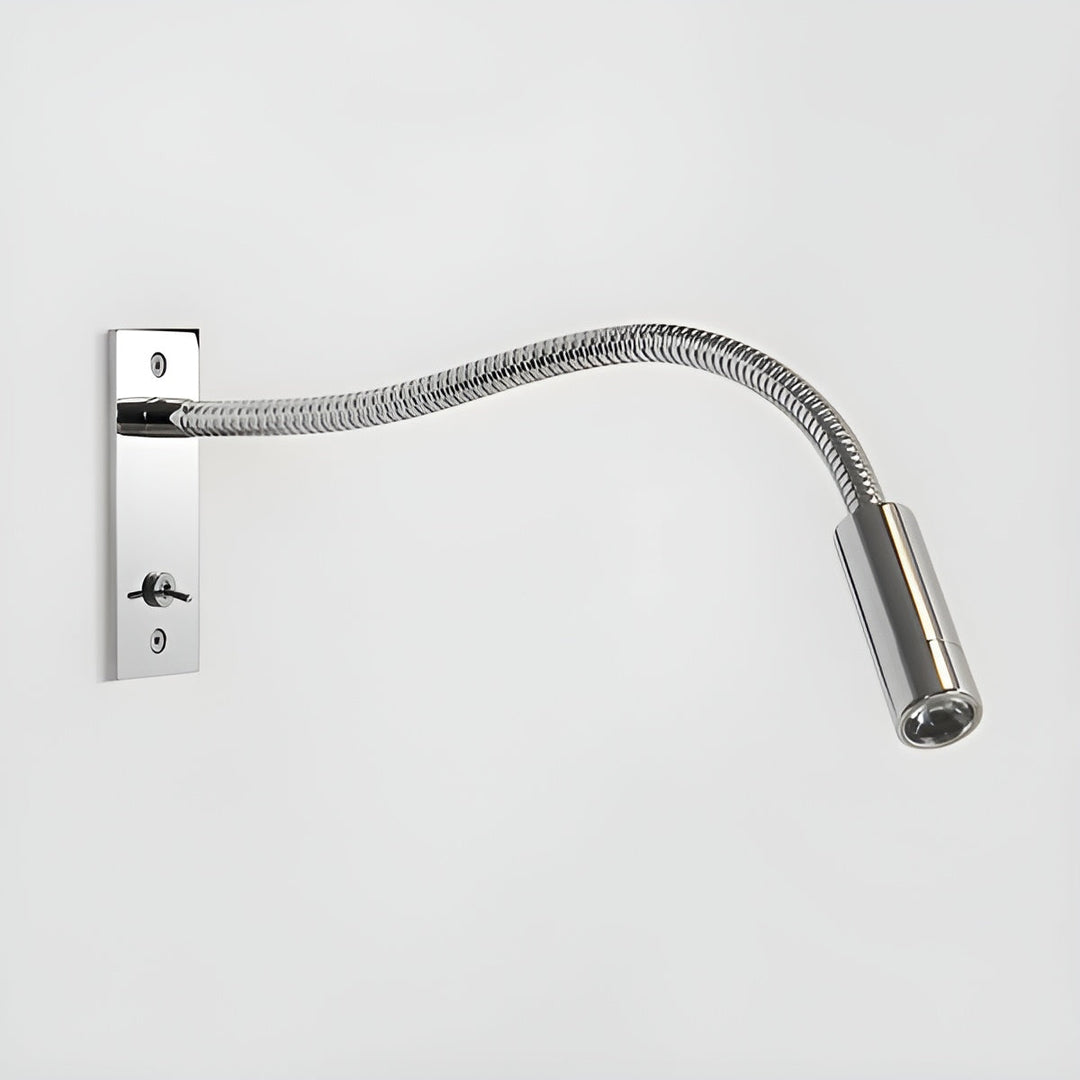 Wandlampe in glänzendem Chrom mit Kippschalter, geflochten wirkendem Schwanenhals und zylindrischem Lampenkopf vor hellgrauer Wand. 12