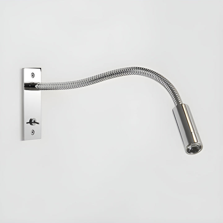 Wandlampe in glänzendem Chrom mit Kippschalter, geflochten wirkendem Schwanenhals und zylindrischem Lampenkopf vor hellgrauer Wand. 12