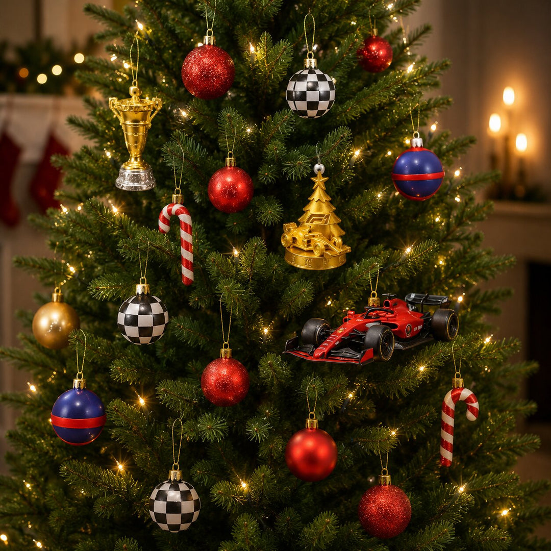 Nahaufnahme eines Weihnachtsbaums mit Rennsport-Schmuck: roter Rennwagen, goldener Pokal, Zielflaggen-Kugeln, Zuckerstangen sowie rote und blaue Kugeln. 5