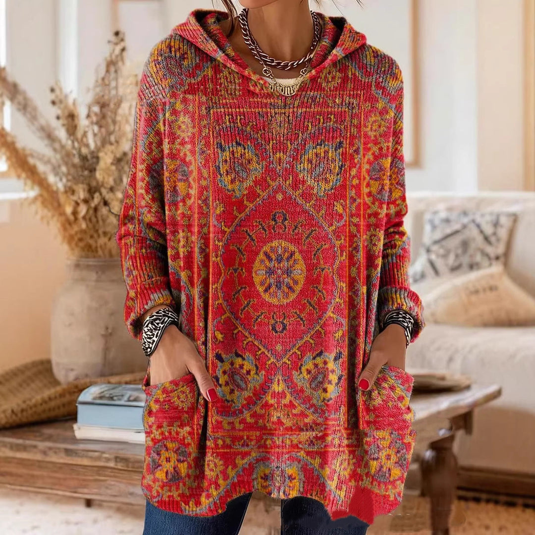 Getragen in Rot mit orientalischem Teppichmuster in Gelb und Blau, Hände in den aufgesetzten Taschen, im ganzen Körper sichtbar bis zum Saum. 1
