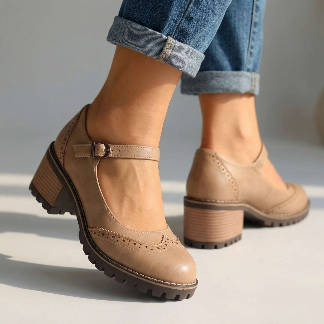 Beige Mary Janes mit Schnallenriemen und Blockabsatz, im Studio zu aufgekrempelter Jeans getragen, Seiten- und Rückansicht. 3