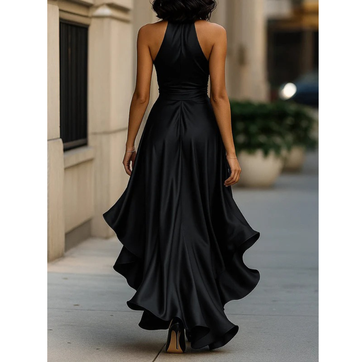 Rückansicht des schwarzen Satin-Kleids mit Neckholder-Ausschnitt, Taillenband und weit schwingendem Rock mit Stufenvolant. 12