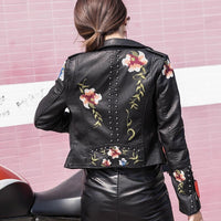 Brodert dames kunstskinnjakke i bikerstil – Eleonora
