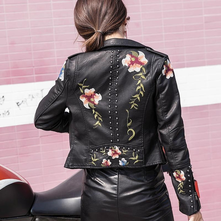 Brodert dames kunstskinnjakke i bikerstil – Eleonora