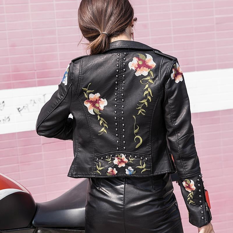 Brodert dames kunstskinnjakke i bikerstil – Eleonora