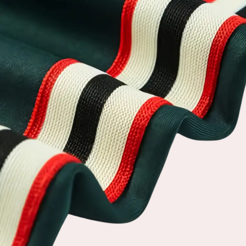 Grüner Stoff mit roten, schwarzen und weißen Streifen, Textilmaterial, Modeaccessoire.