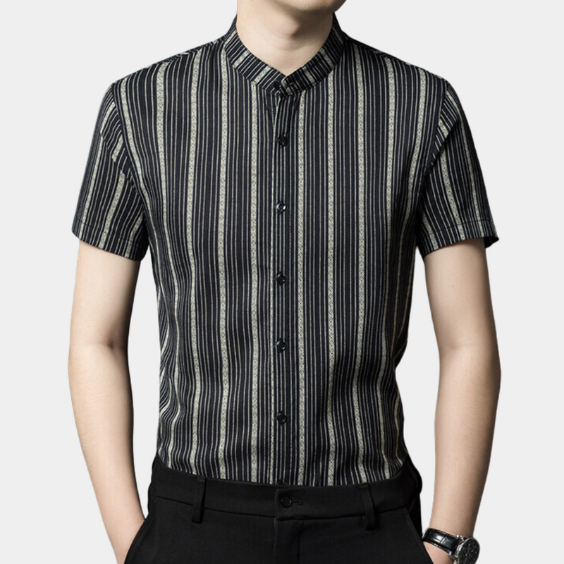 Kurzärmeliges Herrenhemd mit Streifenmuster, schwarz-weiß, elegantes Design, Freizeitmode.