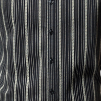 Schwarzes gestreiftes Hemd mit Knopfleiste, elegantes Design, Herrenmode, Baumwolle.