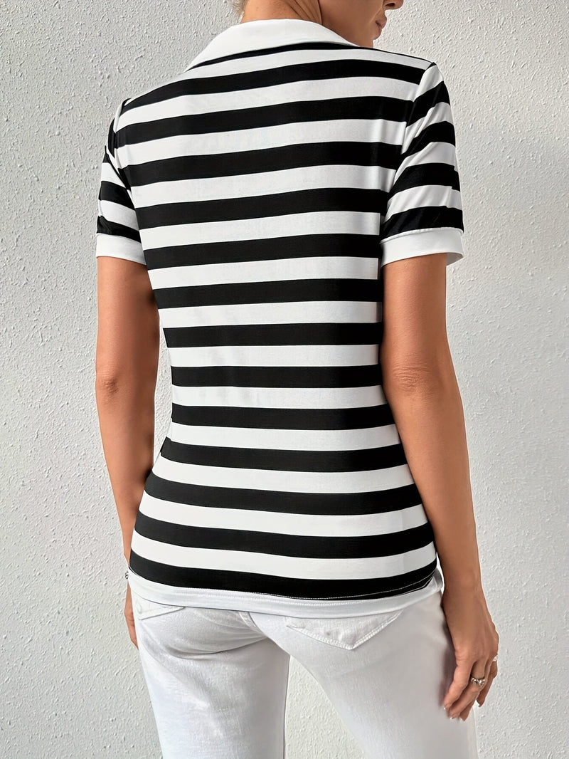 Frau trägt schwarz-weiß gestreiftes Poloshirt, Rückansicht, modisch, lässig, Sommermode.