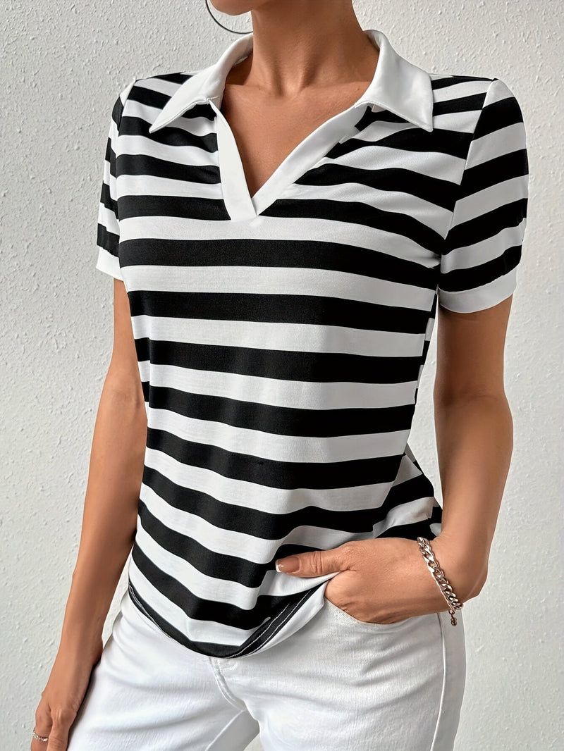 Frau trägt schwarz-weiß gestreiftes Poloshirt, kurzärmelig, mit weißem Kragen, modisch, elegant.