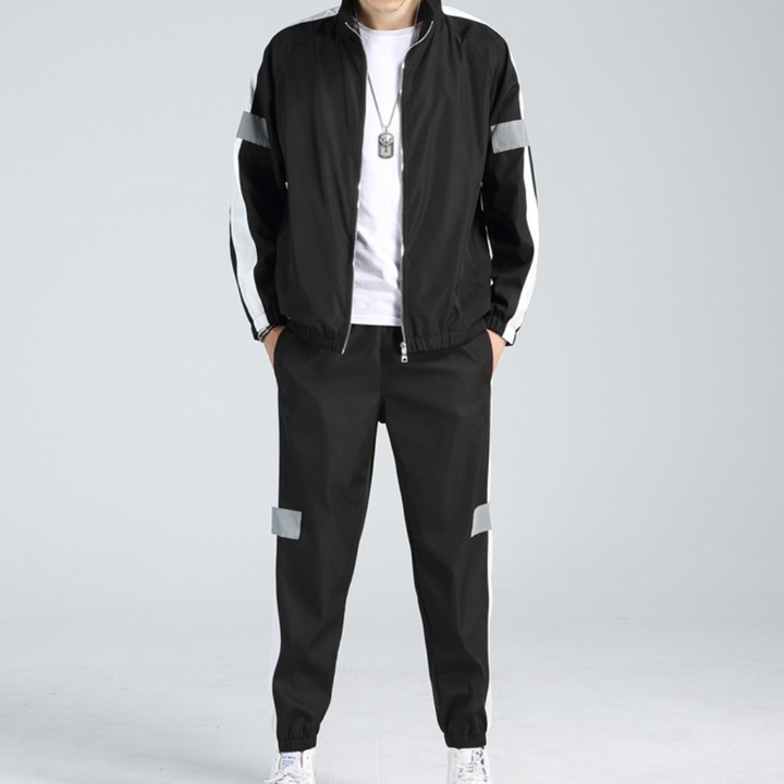 Schwarzer Trainingsanzug Herren, reflektierende Streifen, Reißverschluss, sportlich, modern.