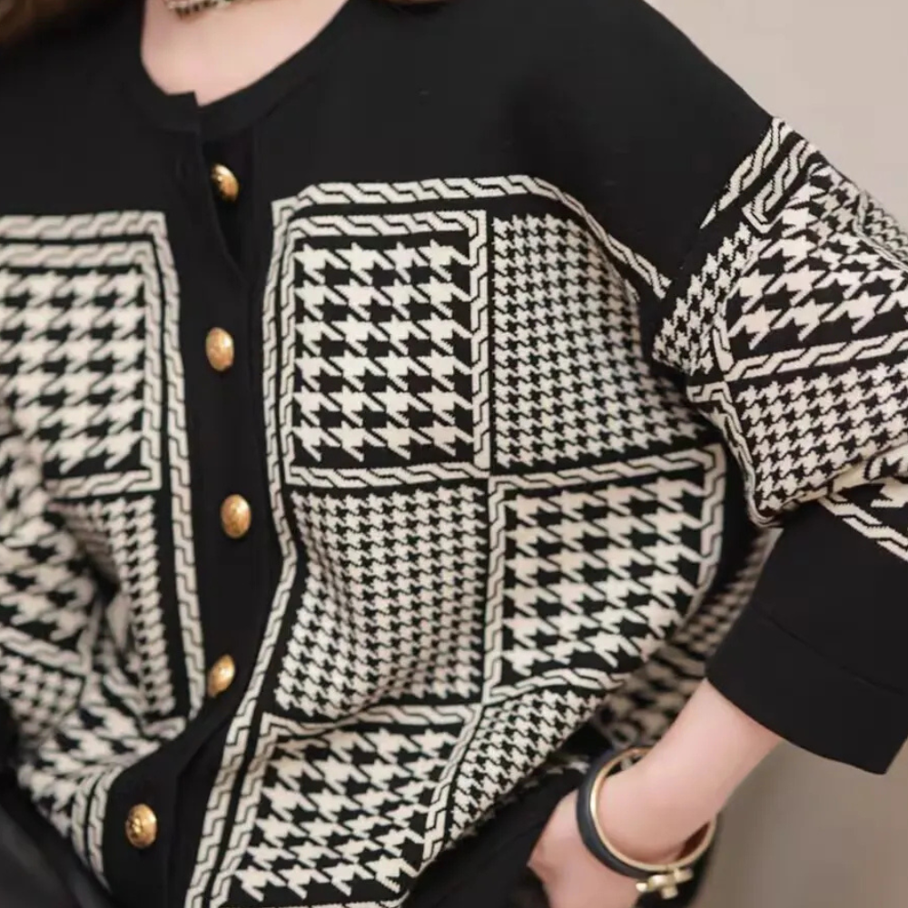 Schwarz-weißer Hahnentritt-Cardigan mit goldenen Knöpfen, Damenmode, elegantes Design.