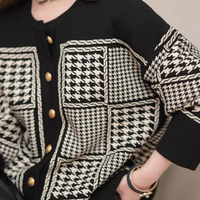 Schwarz-weißer Hahnentritt-Cardigan mit goldenen Knöpfen, Damenmode, elegantes Design.