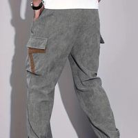 Graue Cordhose für Herren mit Taschen, lässiger Stil, modische Herrenbekleidung.