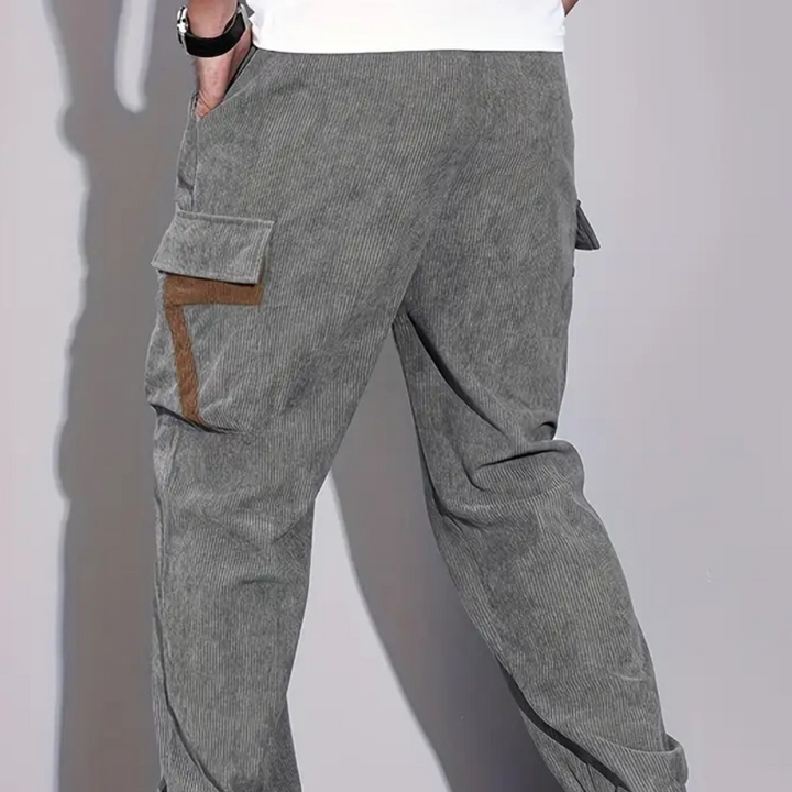 Graue Cordhose für Herren mit Taschen, lässiger Stil, modische Herrenbekleidung.