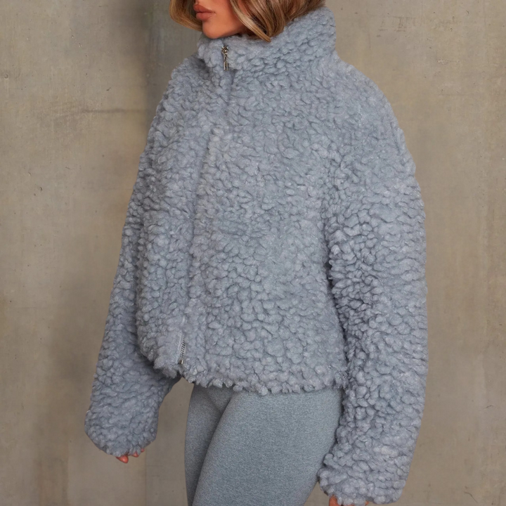 Frau in grauer Teddyjacke, Wintermode, flauschig, warm, modisch, Damenbekleidung, Streetwear.