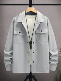 Graue Herrenjacke aus Fleece mit Knopfleiste und Brusttaschen, lässiger Stil.