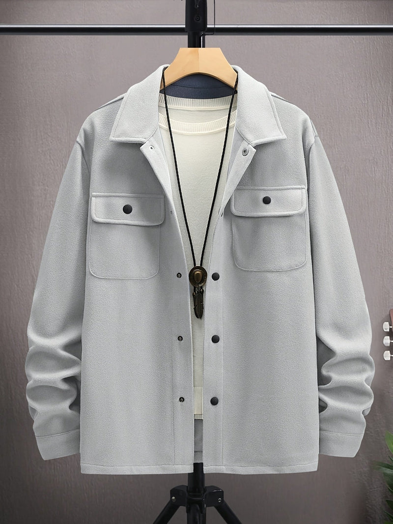 Graue Herrenjacke aus Fleece mit Knopfleiste und Brusttaschen, lässiger Stil.