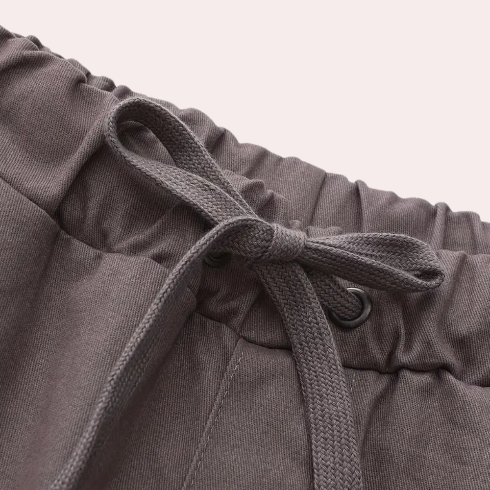 Graue Jogginghose mit Kordelzug, Baumwolle, bequem, Freizeitkleidung, Sportbekleidung.