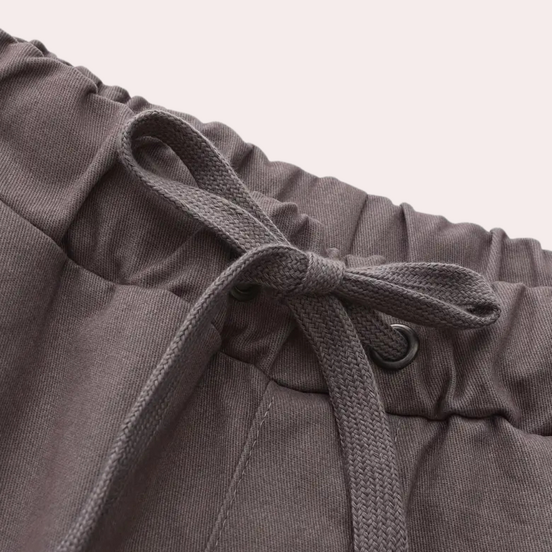 Graue Jogginghose mit Kordelzug, Baumwolle, bequem, Freizeitkleidung, Sportbekleidung.