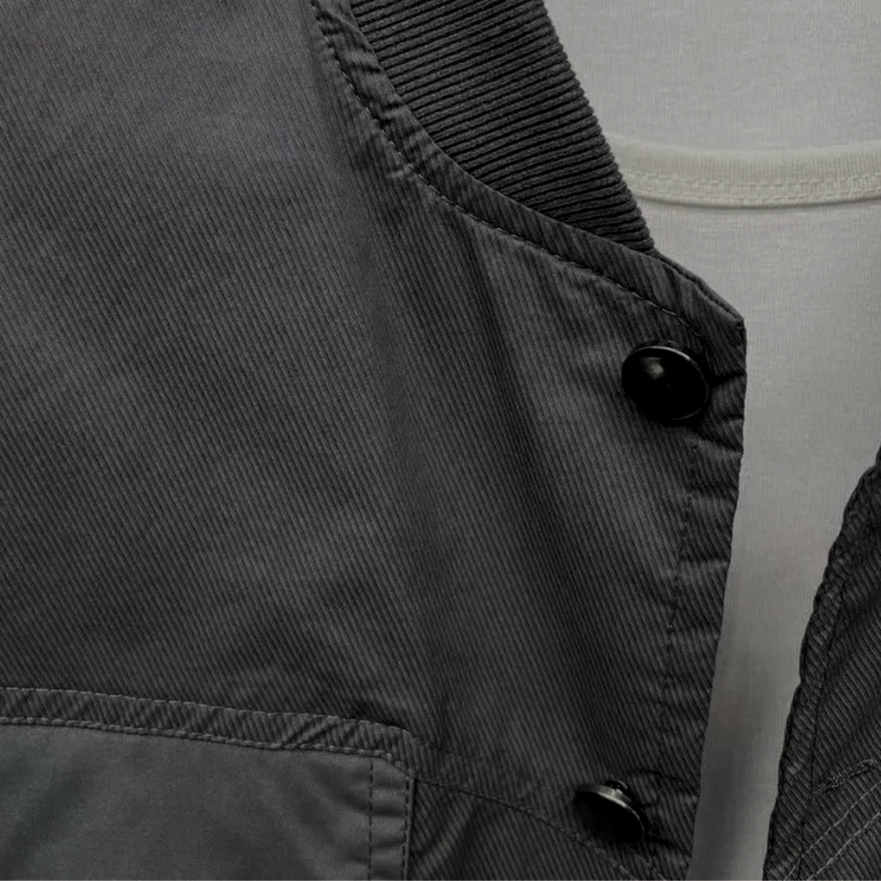 Graue Bomberjacke aus Baumwolle mit schwarzen Knöpfen, Nahaufnahme, modisch, Herrenbekleidung.
